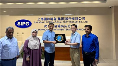 وفد حكومي برئاسة لملس يطلع على التقنيات الذكية بميناء يانغشان الصيني