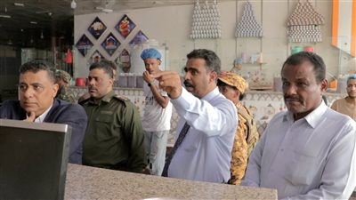 اللجنة الرقابية تغلق مطاعم مخالفة في الغيضة لعدم الالتزام بإشهار أسعار الوجبات