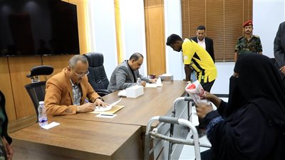 محافظ حضرموت يلتقي المواطنين ويستمع لقضاياهم 