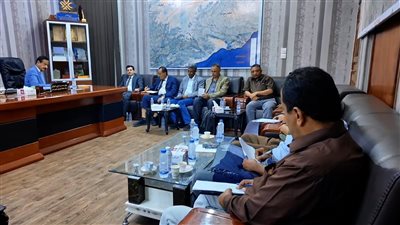 محافظ شبوة ونائب وزير المياه يبحثان تطوير خدمات المياه والصرف الصحي بالمحافظة
