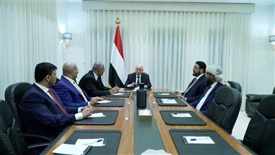 مجلس القيادة يناقش التطورات الاقتصادية ويؤكد الالتزام بمبدأ الشراكة لتوحيد الصف وإسقاط المليشيا الحوثية 