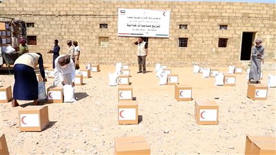 الهلال الإماراتي يدشن توزيع مساعدات غذائية على البدو الرحل في المناطق الصحراوية بشبوة