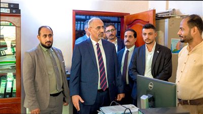  الرئيس الزُبيدي يتفقد سير العمل بالأمانة العامة لهيئة رئاسة المجلس الانتقالي الجنوبي