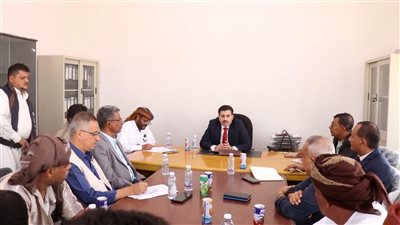 بن عفرار يناقش سبل تطوير أداء فروع مؤسسة المياه بالمهرة 