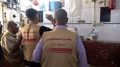 مكتب الصناعة والتجارة بعدن ينفذ حملة رقابية مكثفة في مديرية المعلا
