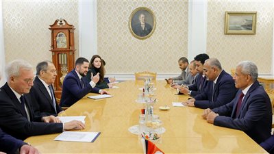 الرئيس الزُبيدي يصل موسكو ويلتقي وزير خارجية روسيا الاتحادية