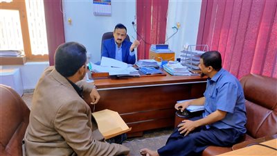 محافظ شبوة يطلع على تصاميم مشروع جمعية المعاقين ويؤكد دعم جهودها الإنسانية