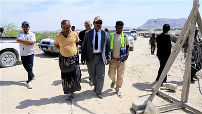 الوكيل العامري يتفقد سير الأعمال في مشروع جسر مدوده بمدينة سيئون