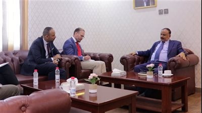 وزير النقل يناقش الأوضاع الاقتصادية وحركة الملاحة مع مستشار المبعوث الأممي