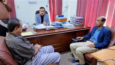 محافظ شبوة يوجه بصرف راتب شهر للكوادر التربوية بالمحافظة تقديراً لجهودهم التعليمية