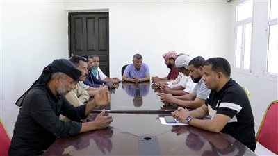 انتقالي الشحر يبحث مع السلطة المحلية دعم المستشفى العام وتنظيم أوضاع النازحين