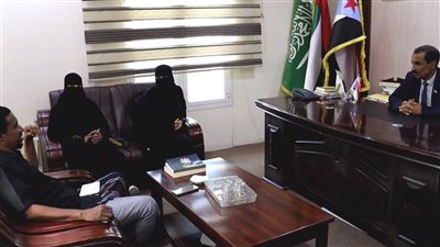 باتيس يؤكد على تمكين المرأة ويشدد على تفعيل برامج الإدارة العامة بحضرموت