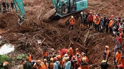 عشرات القتلى والمفقودين إثر انهيارات أرضية في إندونيسيا