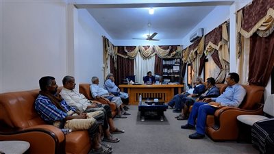 وكيل محافظة شبوة يطلع على سير العمل في مكاتب الخدمة المدنية والتجارة