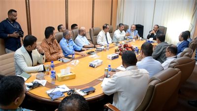 وزير النقل يتفقد سير نشاط محطة الحاويات ويرأس اجتماعاً مع قيادات الجهات العاملة فيه