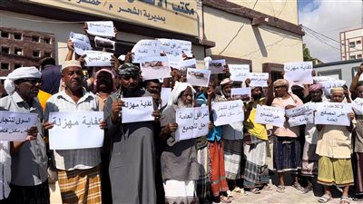 وقفة احتجاجية في الشحر تطالب بحماية المصالح العامة وتنظيم سوق المنصورة