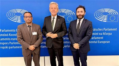 ممثل المجلس الانتقالي في بريطانيا يبحث في بروكسل مع مؤسسات الاتحاد الأوروبي تعزيز التعاون 