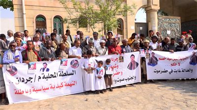 وقفة احتجاجية في المكلا تضامناً مع الضابط أحمد ناصر قردع ورفاقه