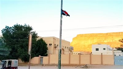 انتقالي سيئون يرفع أعلام الجنوب العربي في الشوارع استعدادا للاحتفال بعيد الاستقلال 