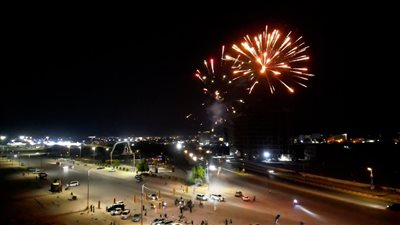 إطلاق الألعاب النارية في ساحة العروض بمدينة المكلا احتفالًا بعيد الاستقلال 30 نوفمبر