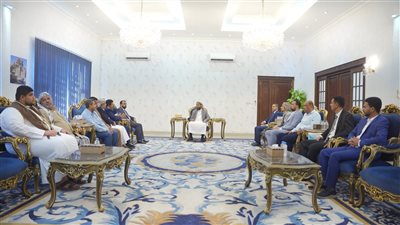 المحرّمي يلتقي قيادات من أبناء المهرة ويؤكد دعم جهود الاستقرار والتنمية بالمحافظة