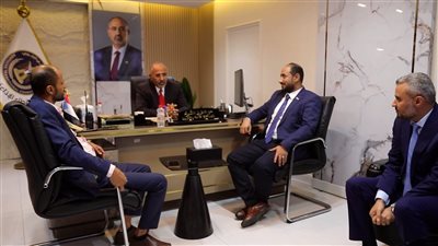 الرئيس الزُبيدي يتفقد سير العمل بقطاع الإذاعة والتلفزيون الجنوبي