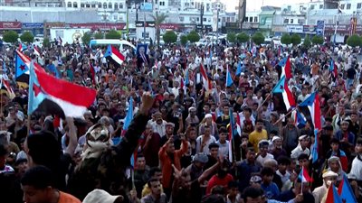 لليوم الثالث.. زخم جماهيري في ساحة الاعتصام بالعاصمة عدن