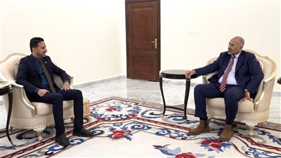 الرئيس الزُبيدي يطّلع على سير العمل بهيئة الأراضي وخططها المستقبلية