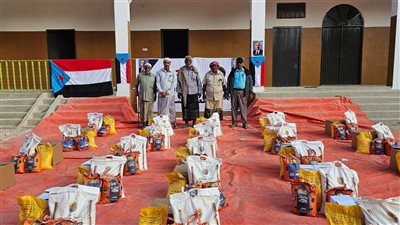 انتقالي تريم يدشّن توزيع السلال الغذائية للأسر الأشد احتياجًا