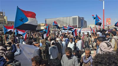 مخيم الاعتصام المفتوح بشبوة يستقبل وفدًا جماهيريًا من مديريات حبان ورضوم ودهر