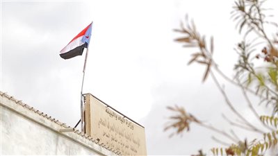 رفع علم الجنوب في المباني الحكومية بمدينة غيل باوزير