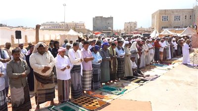 أبناء سقطرى يؤدون صلاة الجمعة في ساحة الاعتصام المفتوح تحت شعار الثبات والتمكين