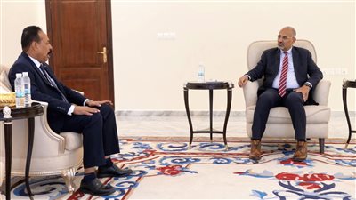 الرئيس الزُبيدي يشدد على أهمية الصيانة الدورية لشبكة الطرق