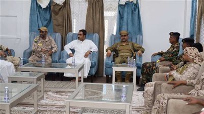 اللواء مرصع والعميد المعكر يلتقيان إدارة مطار الغيضة لمناقشة آلية تعزيز الأمن وحماية المطار