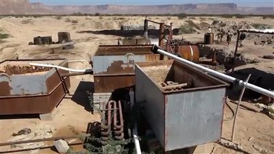 خلال عملية جديدة.. ضبط مصفاة غير قانونية لنهب النفط داخل مزرعة متنفذ يمني في الخشعة بحضرموت