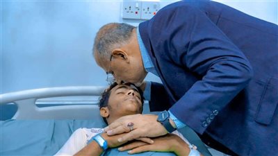 الرئيس الزُبيدي يطمئن على أحوال جرحى عملية “المستقبل الواعد” بمستشفى عبود العسكري