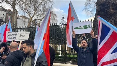وقفة احتجاجية لأبناء الجنوب أمام السفارة السعودية في لندن تنديداً بقصف المدنيين وعسكرة المدن