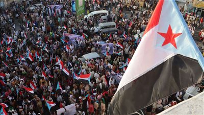 حشود مليونية في المكلا تؤكد “الثبات والتحدي” وتطالب بطرد قوات الاحتلال اليمني وتجدد التفويض للمجلس الانتقالي الجنوبي (بيان)