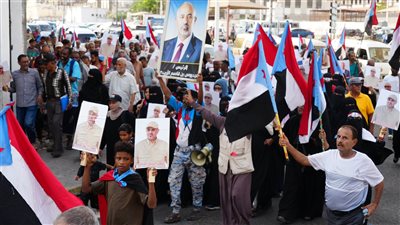 مسيرة جماهيرية بساحة الشهيد الجنيدي في عدن تنديدا بسياسات سلطات الوصاية