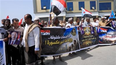 وقفة احتجاجية حاشدة بالمكلا رفضا للوصاية وتنديدا بتردي الخدمات 