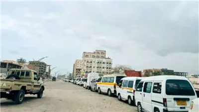 أزمة غاز خانقة تشل العاصمة عدن.. مواطنون يوثقون طوابير للبشر والسيارات
