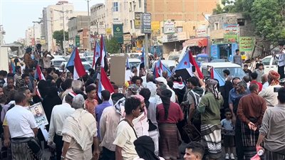 أبناء العاصمة عدن يحتشدون أمام سجن المنصورة المركزي تضامناً مع البطل معين المقرحي