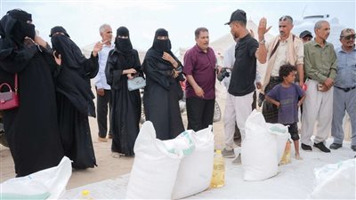 انتقالي العاصمة عدن يتفقد مخيم النازحين في رأس عمران ويطلع على احتياجاتهم الصحية والإنسانية