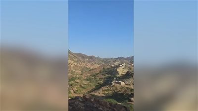 مليشيا الحوثي تستهدف قرى سكنية وتجمعات النازحين في المضاربة بلحج بصواريخ باليستية