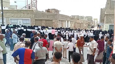 وقفة احتجاجية حاشدة بغيل باوزير رفضاً لفصل المعلمين المتعاقدين  
